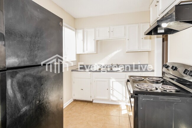 Building Photo - 1597 Michael St