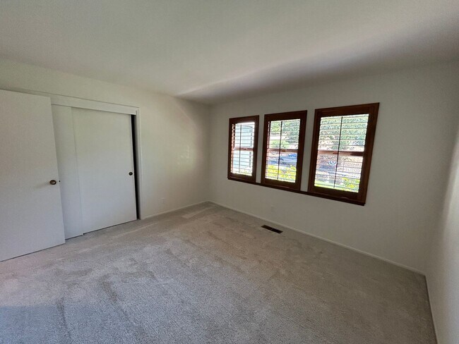 Building Photo - Must See Spacious Alamo 4BR Home with Remo...
