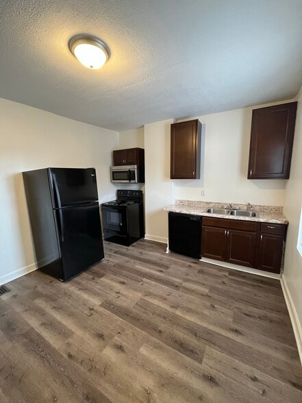 Building Photo - 565 E Deshler Ave