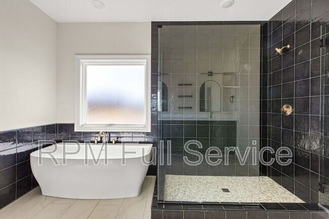 Building Photo - 2134 25th Ave N