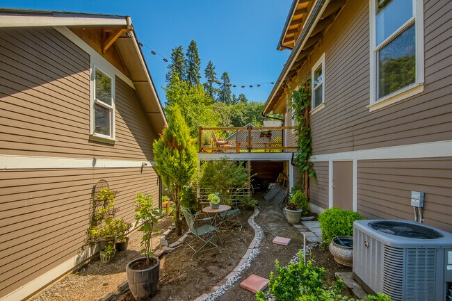 MAIN HOUSE - SIDE YARD - 421 5th Ave