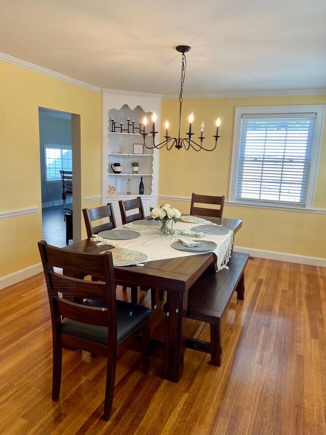 Building Photo - 3 Bed Home with a Yard and Garage! Available for July!