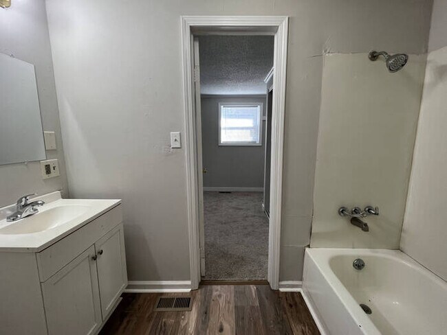 Building Photo - 723 Wren Rd