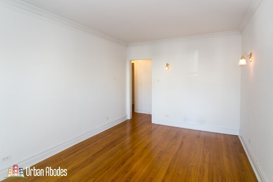 Building Photo - 1913 W Larchmont Ave