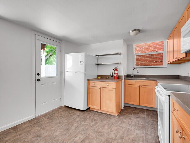Building Photo - $1,550, 1 bed, 1 bath apartent near wash p...