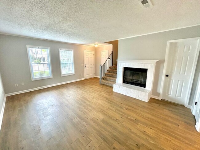 Building Photo - Beautiful Townhome in the Heart of Madison! MOVE IN SPECIAL!