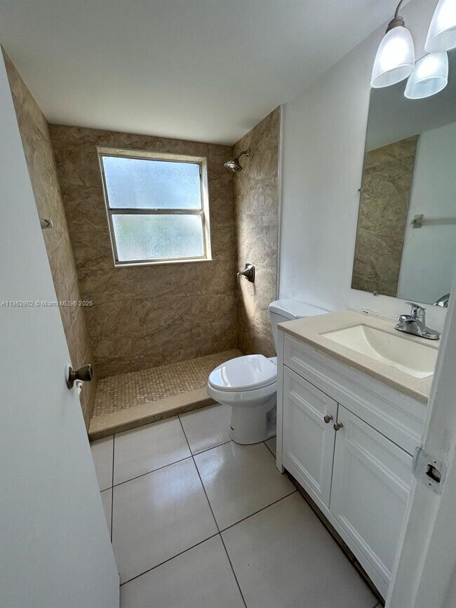 Building Photo - 820 Twin Lakes Dr
