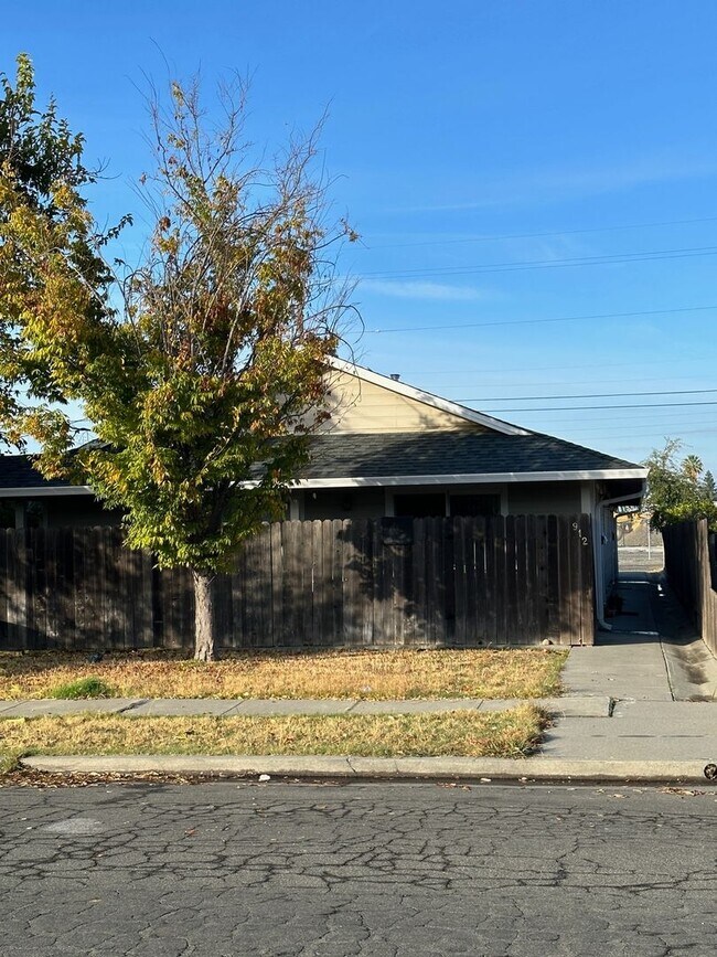 Building Photo - 912 5th St