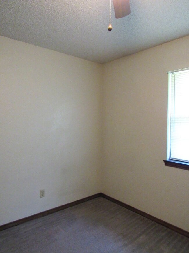 Building Photo - 207 E Hogan Dr