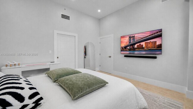 Building Photo - 6917 Collins Ave