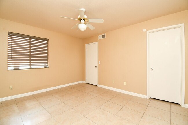 Building Photo - Gate Community! Must See!