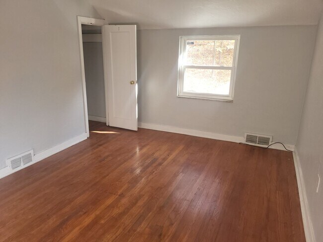 Building Photo - 1541 Sylvan Terrace