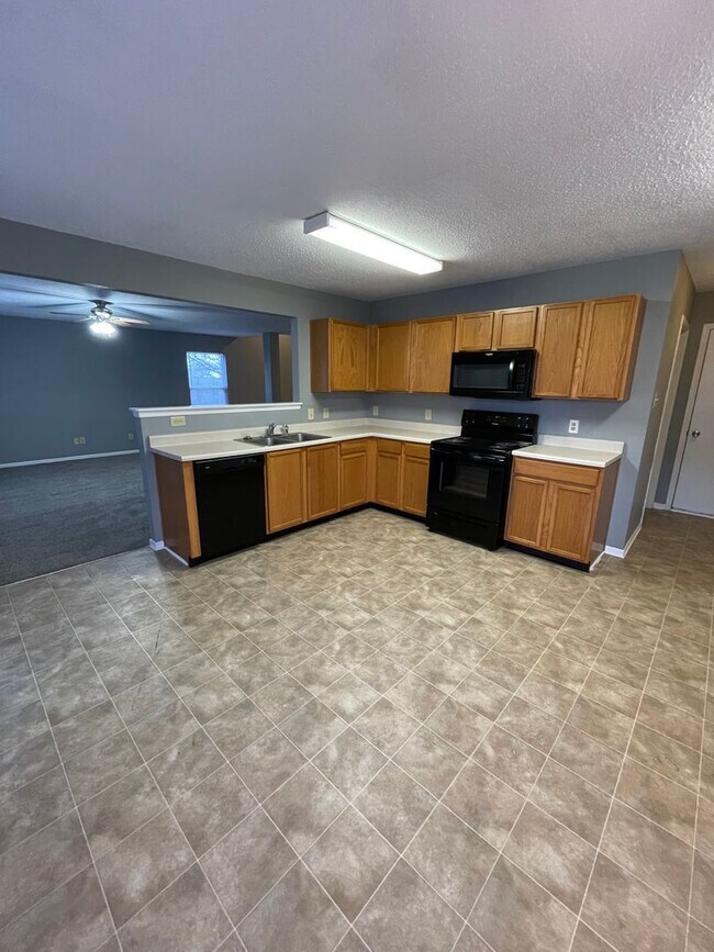 Building Photo - 843 Streamside Dr