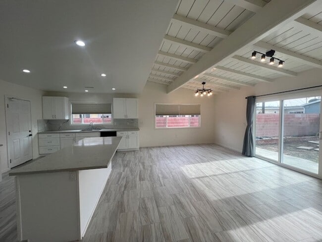 Building Photo - Beautifully renovated 3 bed 2 bath house