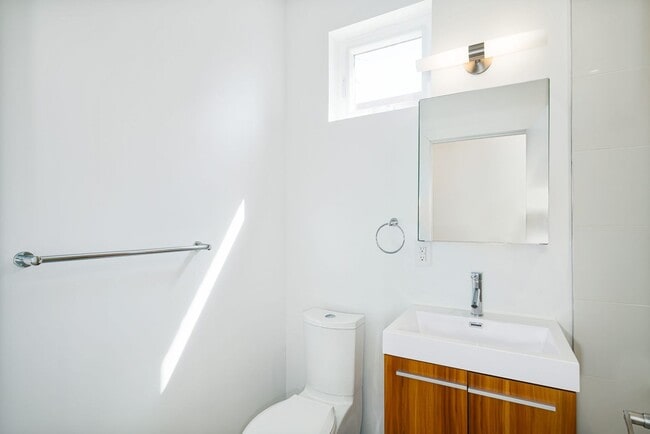 Building Photo - Stunning 4-Bedroom Townhouse with Garage and Rooftop Deck! Available late May!