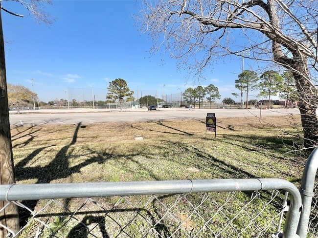 Building Photo - 303 Brigadoon Ln