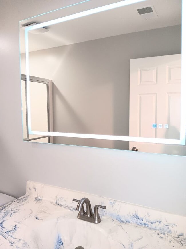 Building Photo - Spacious Condo with Modern Comforts