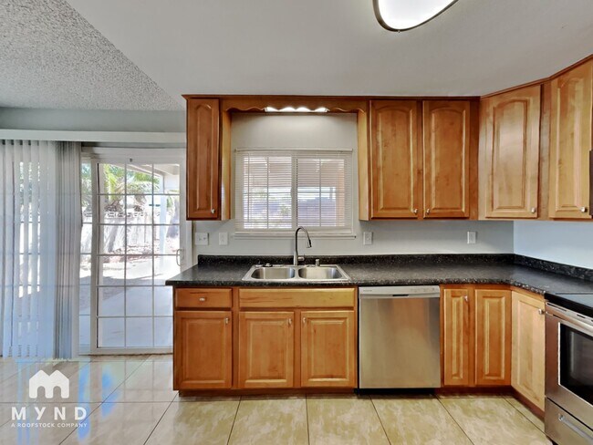 Building Photo - 320 Palo Verde Dr