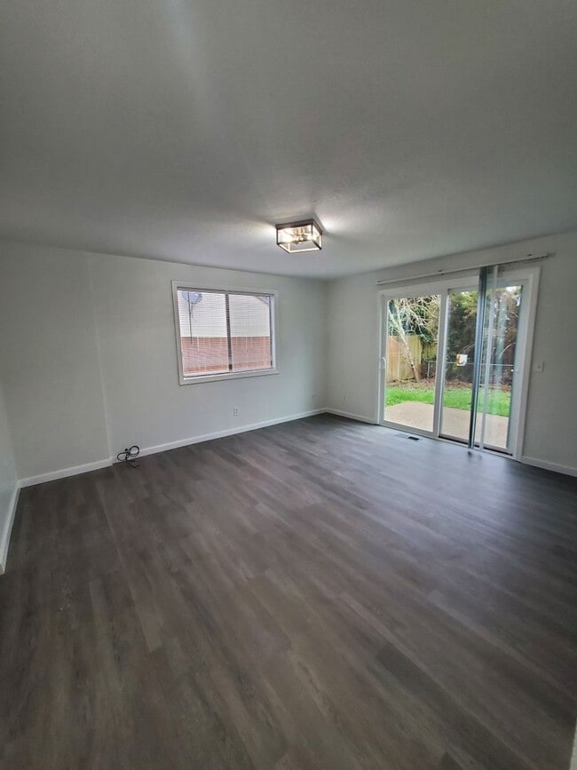 Building Photo - 3 bedroom - recently renovated home