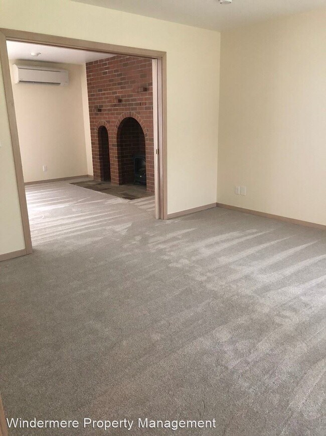 Building Photo - 3 br, 3.5 bath House - 9067 NE Hidden Cove...