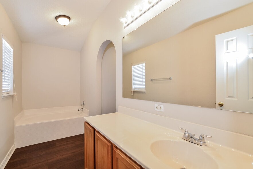 Building Photo - 2209 Nicollett Way