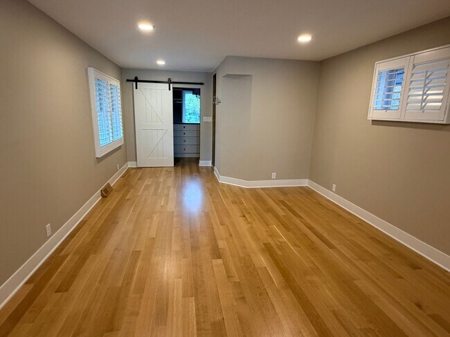 Building Photo - Lake Home For Rent
