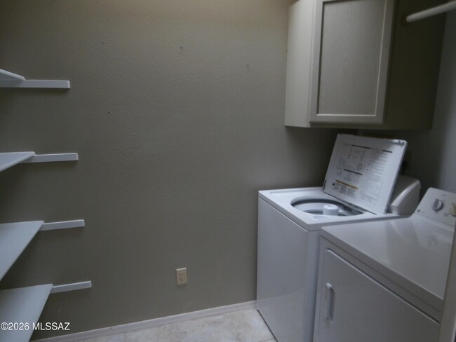 Building Photo - 870 W Calle de Emilia