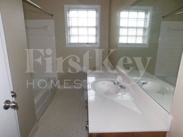 Building Photo - 4523 Parkwood Rd