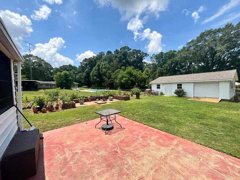 Backyard Garden - 400 Colonial Dr
