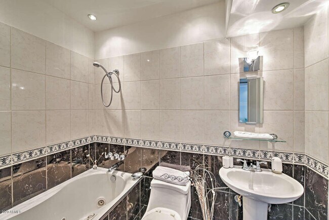 Building Photo - 808 E Cochise Dr