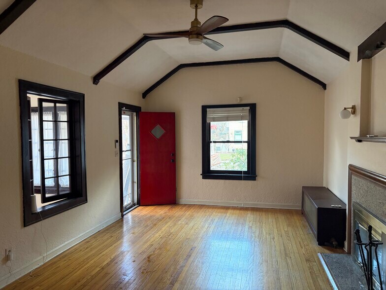 Building Photo - 1070 N Warren St