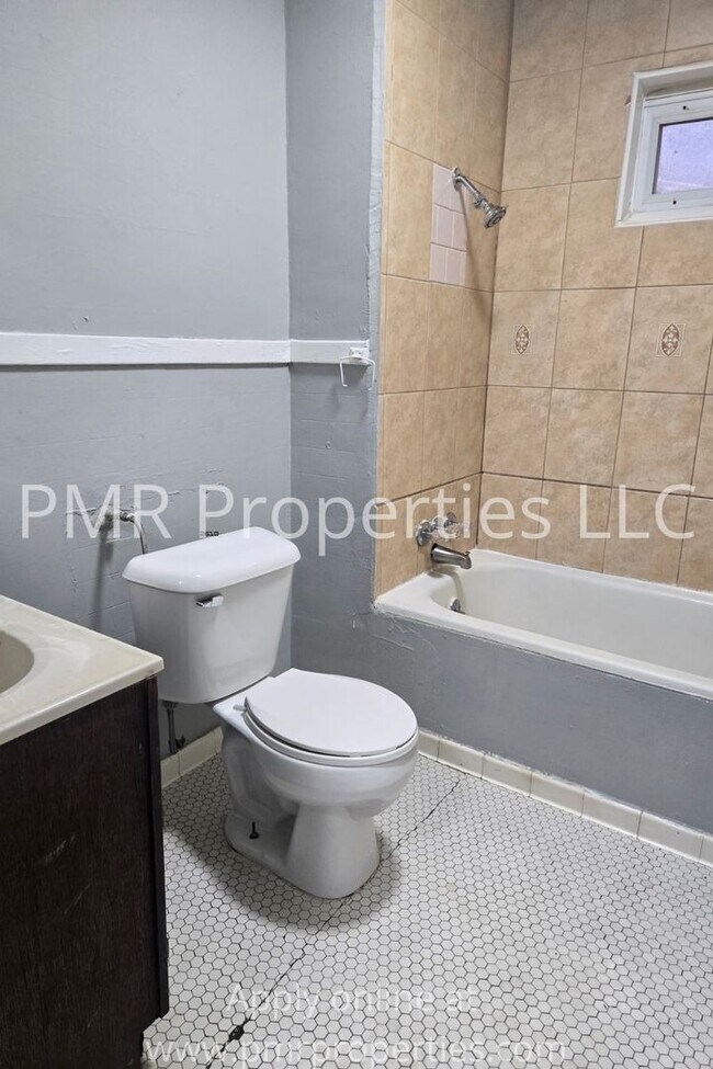 Building Photo - 118 Platner St