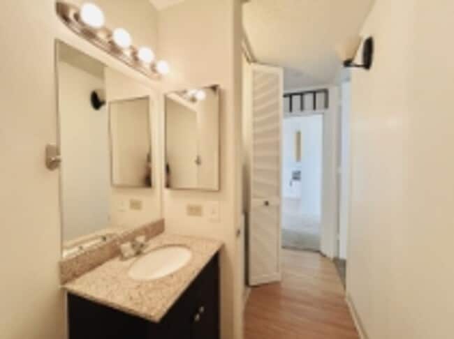 Building Photo - Beautiful golf course views from this Salt Lake - Moanalua condo!