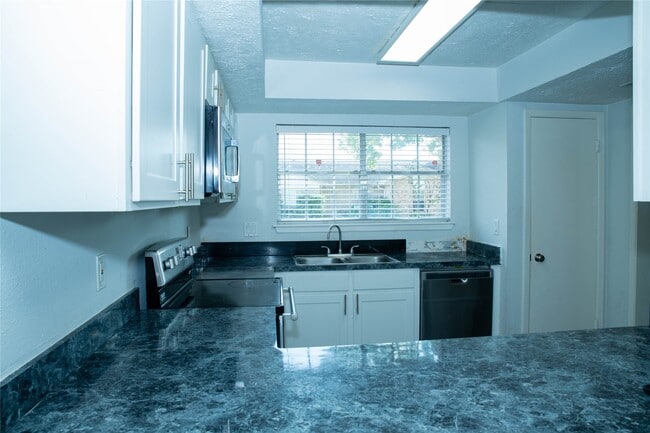 Building Photo - 6411 S Briar Bayou Dr