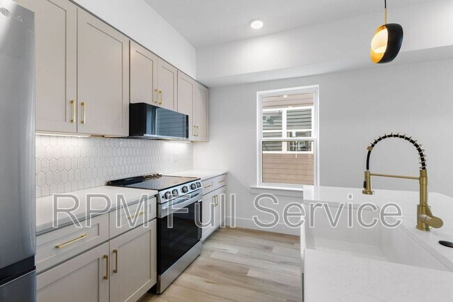 Building Photo - 1241 N Avondale Cir