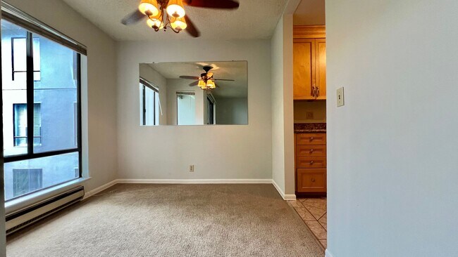 Building Photo - Well-maintained 2bd 1.5 ba  with plenty of...