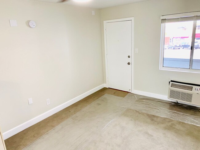 Building Photo - STUDIO APARTMENT AVAILABLE IN THE HEART OF...