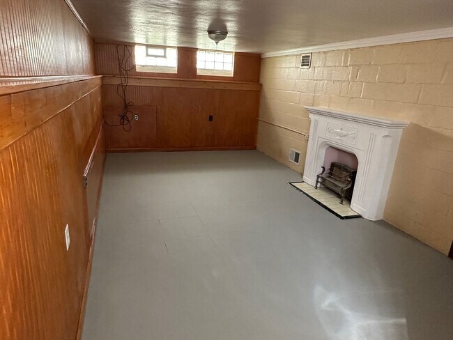 Building Photo - Gorgeous 3 bd, 2 bath South Euclid Home Awaits!