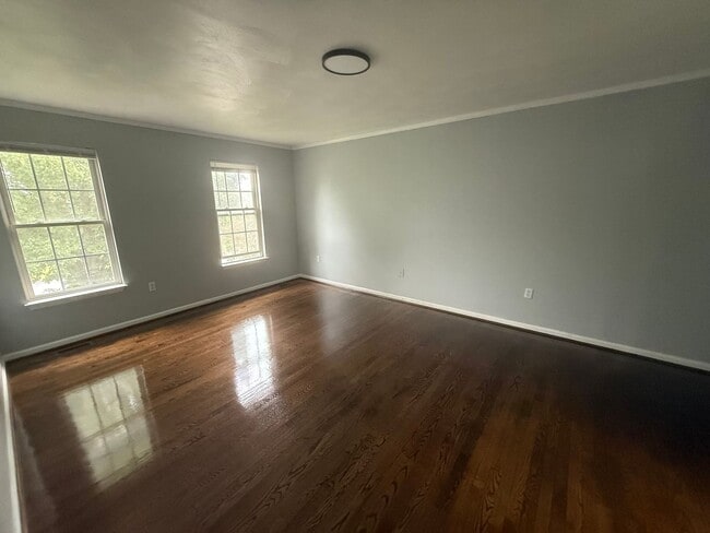 Building Photo - 4826 Golfview Dr NE