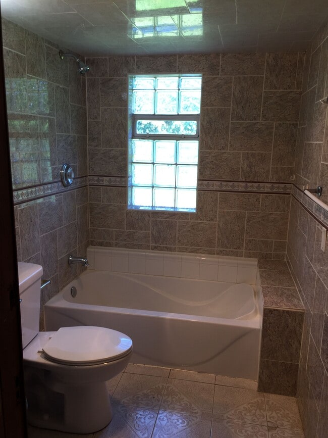 Bathroom tub - 1330 Chestnut St