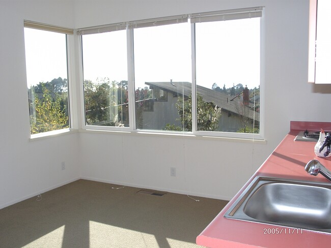 Building Photo - 251 Ventana Way