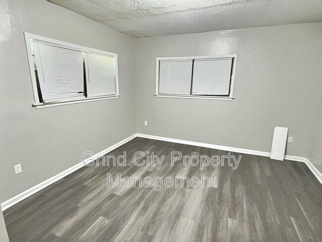 Building Photo - 1446 N Hollywood St