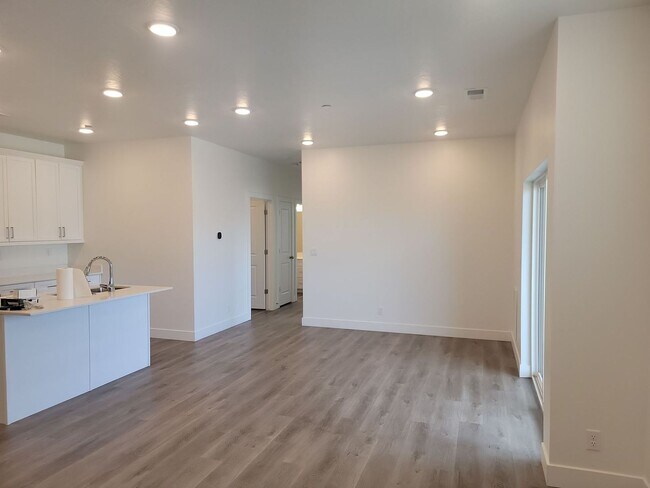 Building Photo - Stylish Desert Color 2 Bedroom Condo. Wash...
