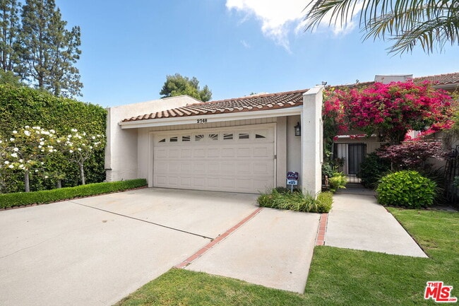 Building Photo - 2748 Bottlebrush Dr