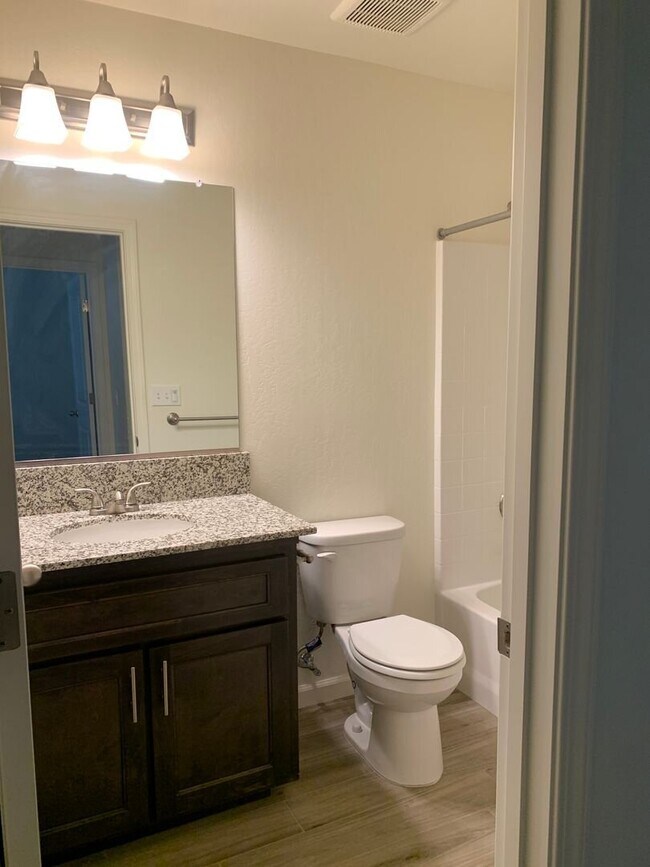Building Photo - Beautiful 3 Bedroom 2 Bath Home in North Hanford