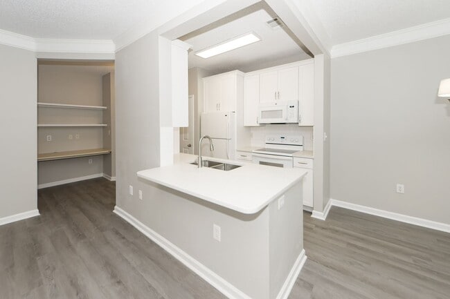 Building Photo - 1 Bedroom 1 Bath Condo in Southampton Pointe - Mt. Pleasant