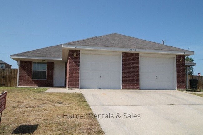 Building Photo - Spacious Duplex!