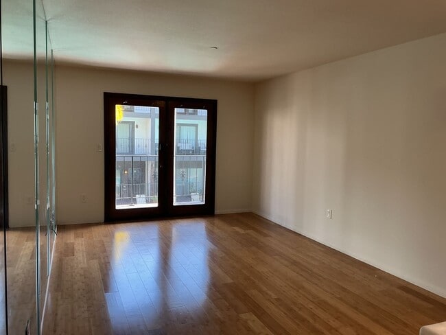 Building Photo - Los Caballeros #212