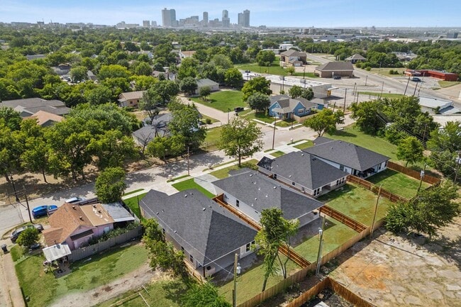 Building Photo - Modern 4-Bedroom Retreat with Patio Deck &...