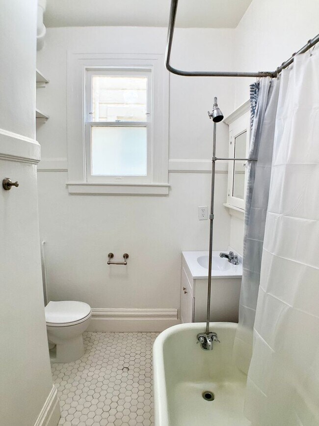 Building Photo - REMODELED 1BR. IN-UNIT LAUNDRY! Dishwasher...